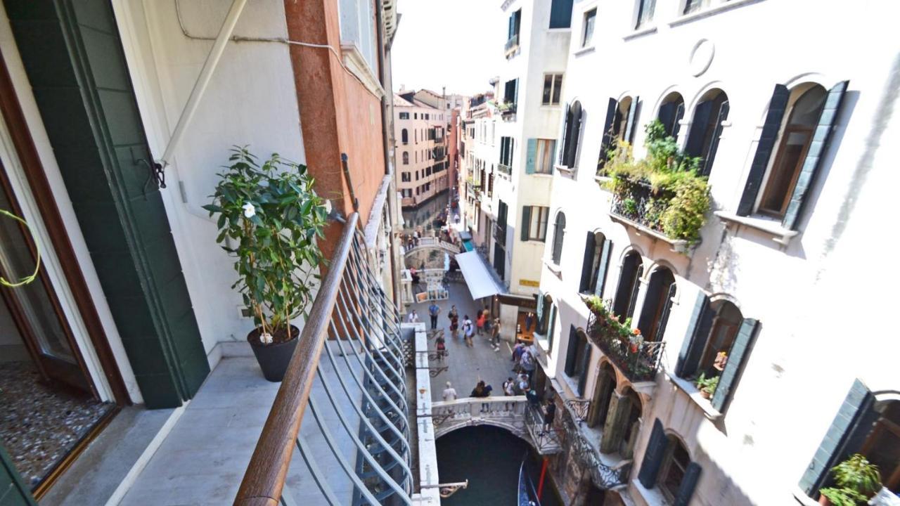 Ai Bareteri Luxury Canal View Venedik Dış mekan fotoğraf