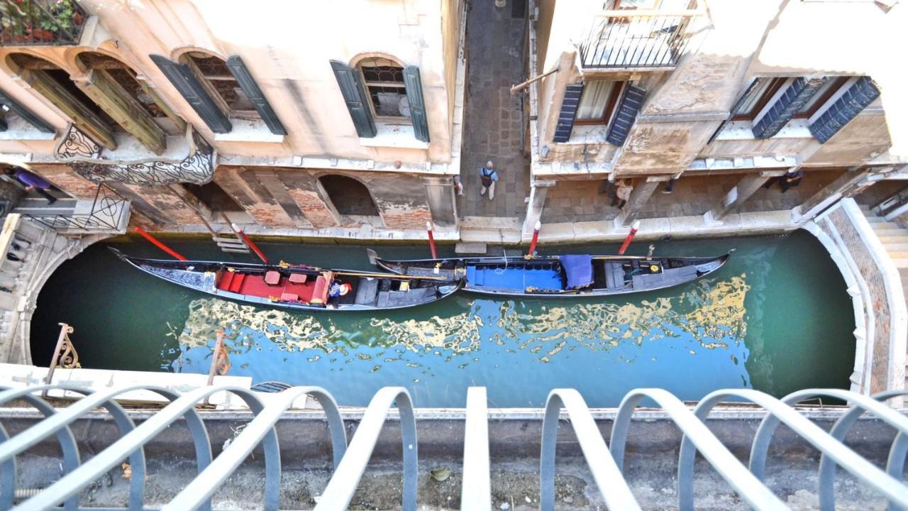 Ai Bareteri Luxury Canal View Venedik Dış mekan fotoğraf